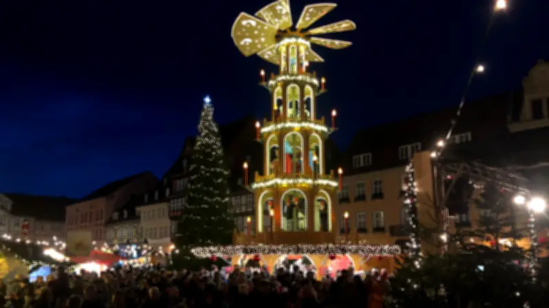 Quedlinburgs Adventsstadt 2025 bricht Besucherrekorde, Rauhnacht-Premiere begeistert