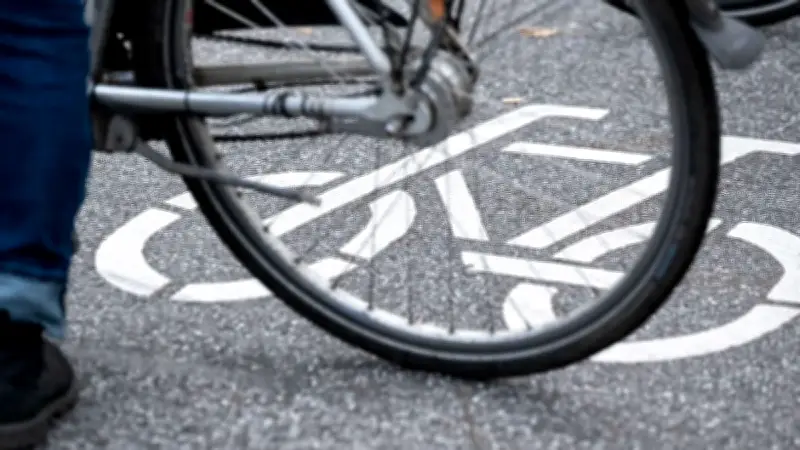 Radfahrer in Offenburg schwer verletzt: Alkoholverdacht nach Zusammenstoß mit Auto