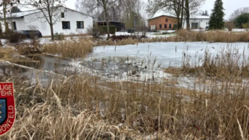 Radlader rutscht in Dorfteich: Landwirt rettet Maschine, Feuerwehr-Einsatz abgebrochen