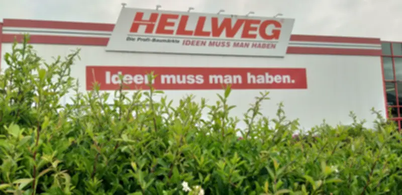 Randale im Hellweg-Baumarkt Quedlinburg: Unbekannter wütet mit Schubkarre im Eingangsbereich