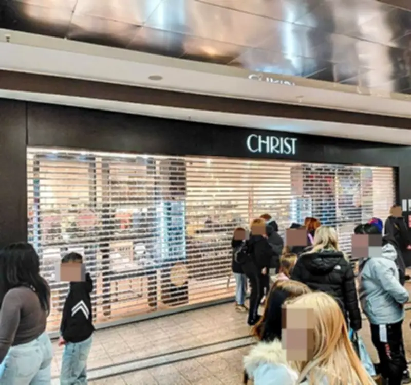 Raubüberfall bei Kinderfasching in Dessau: Täter flüchtet mit Schmuck auf E-Roller