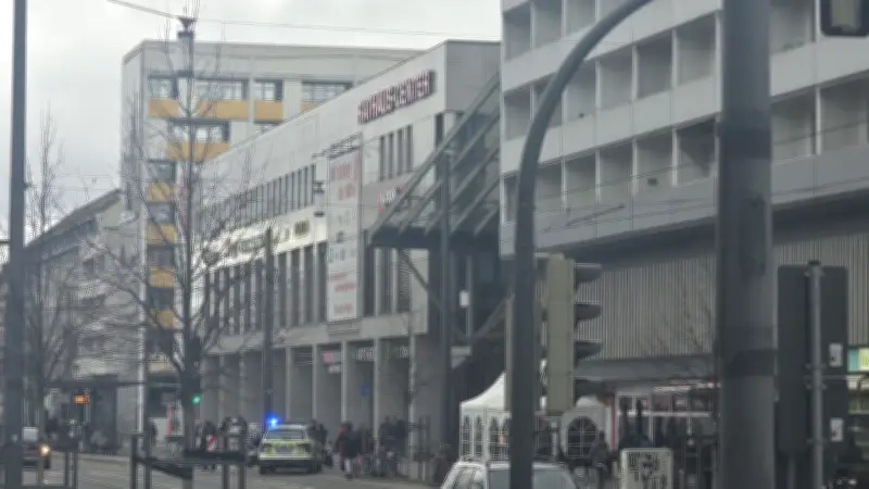 Raubüberfall in Dessauer Einkaufscenter: Täter flüchtet mit E-Scooter nach Juwelier-Einbruch