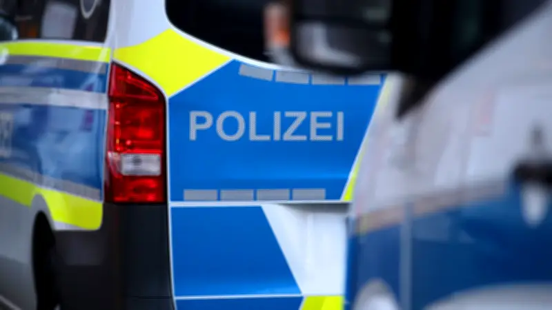 Raubüberfall in Hettstedt: 21-Jähriger in Schillerstraße angegriffen – Polizei sucht zwei arabisch aussehende Männer