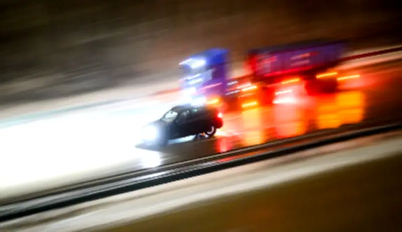 Reifenplatzer im Straßenverkehr: So reagieren Sie richtig und kommen sicher zum Stehen