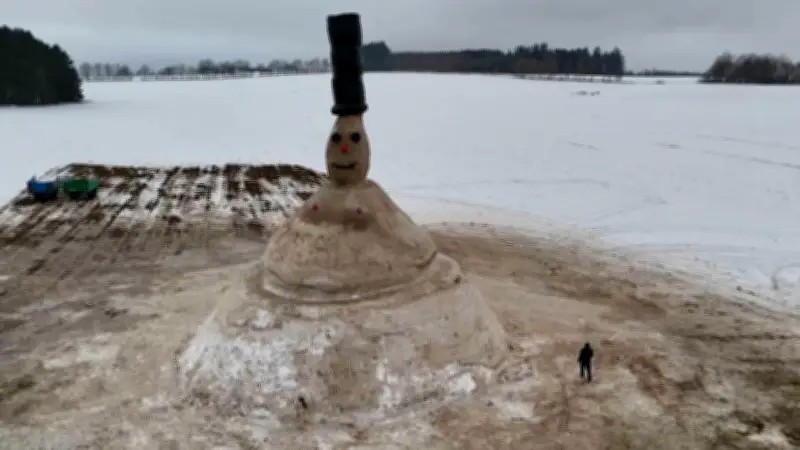 Rekordverdächtig: 16,5 Meter hohe Schneefrau in Bayern mit 600-Kilo-Hut