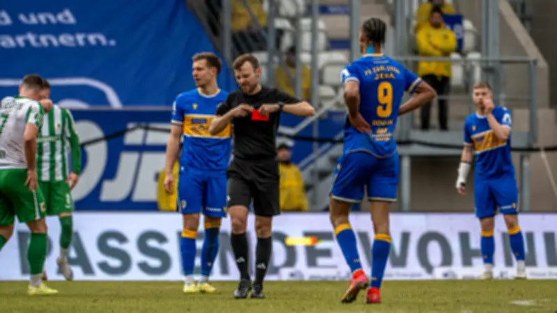 Rekordverdächtig: Gelb-Rot in 1,5 Sekunden - Jena-Spieler schreibt Fußballgeschichte