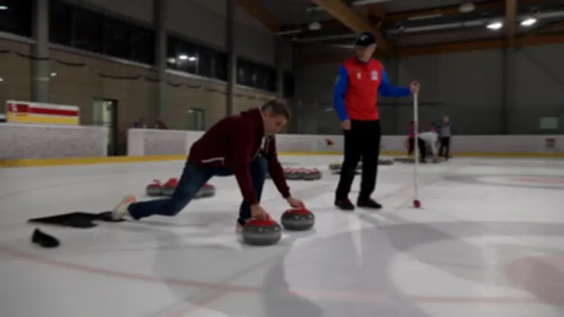 Reporter scheitert kläglich: Curling ist viel schwieriger als es aussieht
