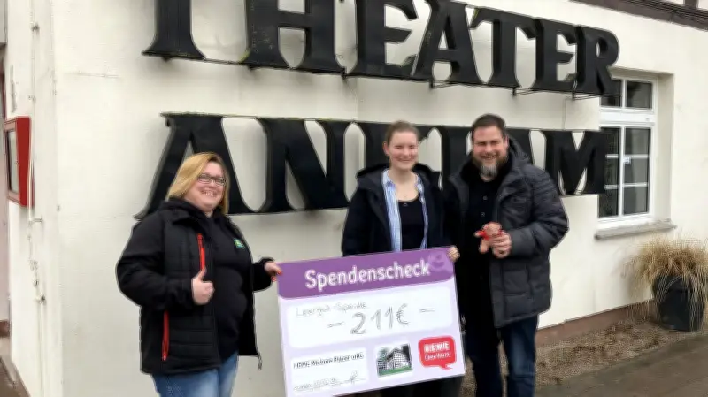 Rewe-Markt in Anklam unterstützt Theater-Sanierung mit Pfand-Spendenaktion