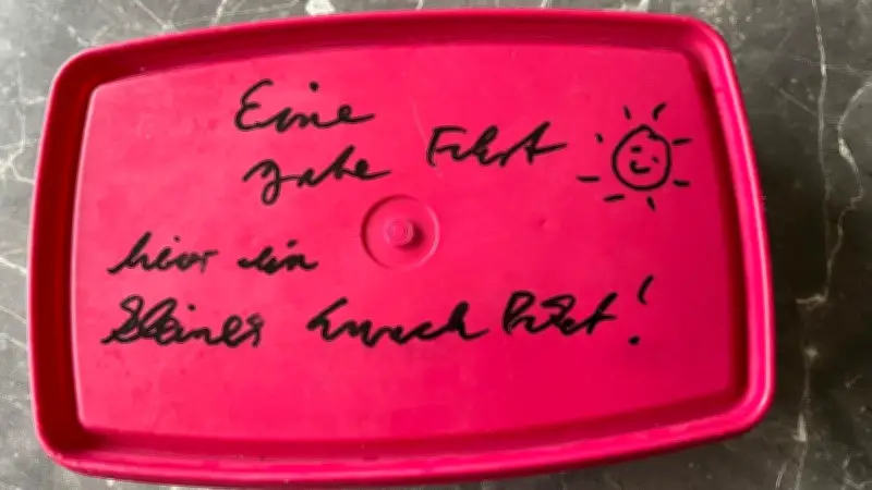 Rührende Geste im Pflegeheim: Gekochtes Ei in Brotdose rührt Familie zu Tränen