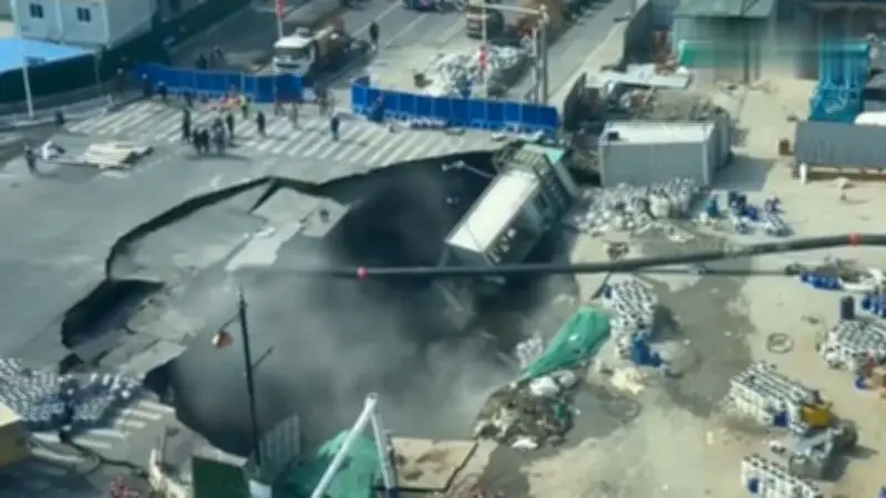 Riesenkrater in Shanghai: U-Bahn-Bauarbeiten verursachen Straßeneinsturz