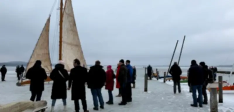 Riesiger Eissegler auf Müggelsee: Berliner Winterphänomen zieht Schaulustige an