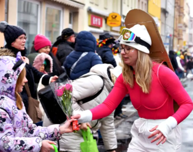 Rosenmontag in Köthen: Von Bonbons zu Blumen - Das Wurfmaterial im Wandel