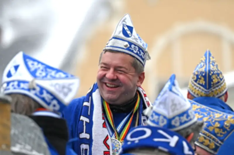 Rosenmontagsumzüge trotz Schnee: Tausende feiern in Sachsen-Anhalt
