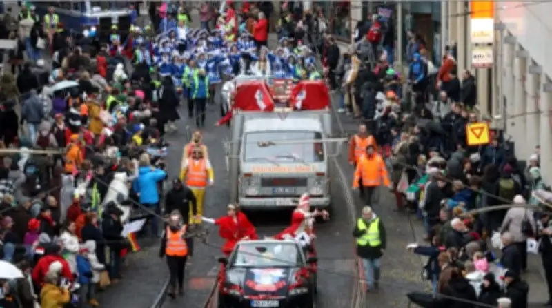 Rosenmontagszug in Halle: Jeckes Treiben mit 70 Wagen und 1.300 Teilnehmern