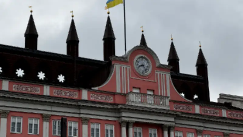 Rostock hisst ukrainische Flagge: Gedenken zum vierten Jahrestag des Kriegsbeginns