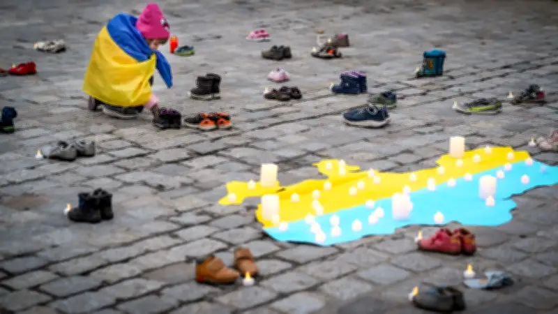 Rostock: Leere Kinderschuhe als stummer Protest gegen das Leid im Ukraine-Krieg