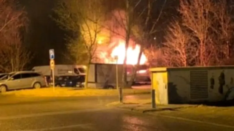 Rostock: Wohnanhänger in Flammen aufgegangen - Kripo ermittelt nach Brandstiftung