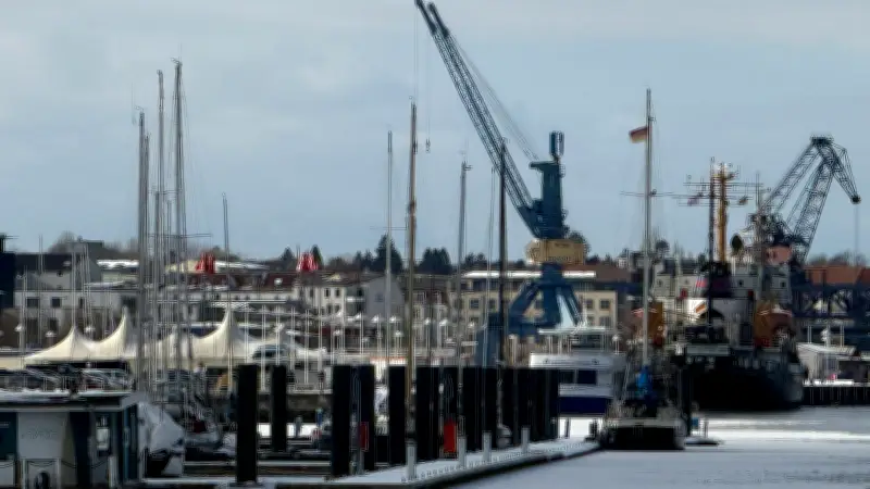 Rostocks Stadthafen erreicht Kipppunkt: Geschlossene Eisdecke legt Unterwarnow lahm