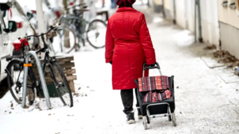 Rostocks Winterdienst in der Kritik: Vereiste Wege isolieren Senioren