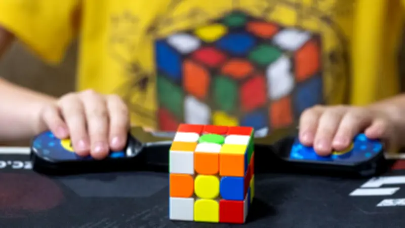 Rubik's Cube: Neunjähriger knackt magische 3-Sekunden-Grenze mit Weltrekord