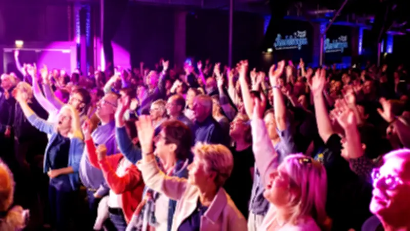 Rudelsingen erobert Mecklenburg-Vorpommern: Open-Air-Premiere im Schweriner Schloss