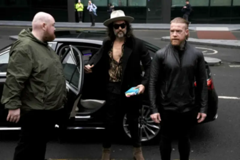 Russell Brand plädiert auf nicht schuldig bei Missbrauchsvorwürfen