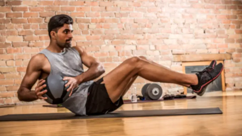 Russian Twist: Die militärische Core-Übung für maximale Rumpfstabilität im Alltag