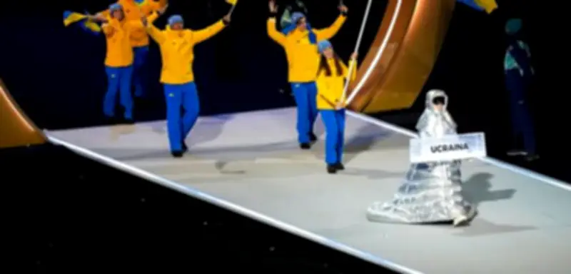 Russische Freiwillige führt ukrainisches Team bei Olympia-Eröffnung ins Stadion