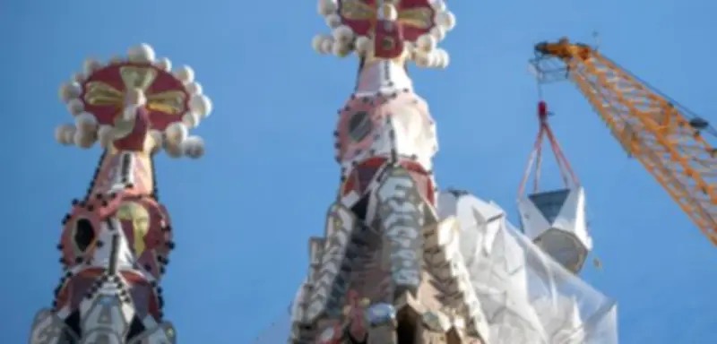 Sagrada Família überragt Ulmer Münster: Höchster Kirchturm der Welt mit deutschem Kreuz vollendet