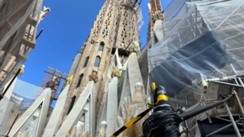 Sagrada Família erreicht mit deutschem Kreuz Rekordhöhe: Ulmer Münster übertrumpft