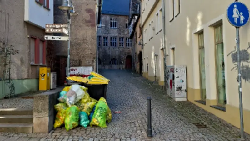 Sangerhausen: Innenstadt am Sonntag mit Müll übersät - Bürgerinitiative fordert neue Abfuhrtermine