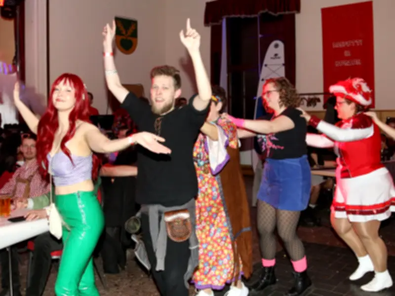 Schackstedter Karneval: Prunksitzung begeistert mit Polonaise und Feierlaune