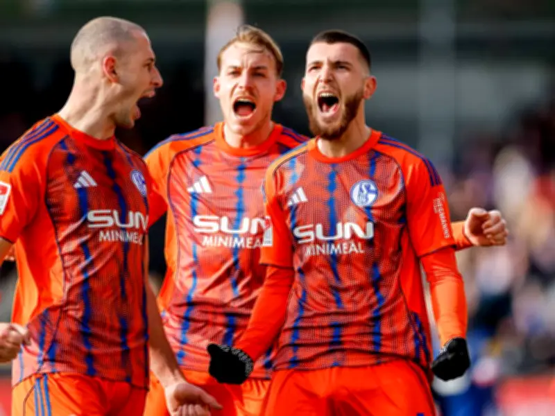 Schalke 04 erkämpft sich mit Zittersieg in Kiel die Tabellenführung zurück