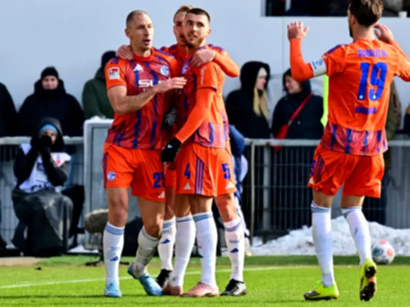 Schalke 04 feiert ersten Saisonsieg und kehrt an Tabellenspitze zurück