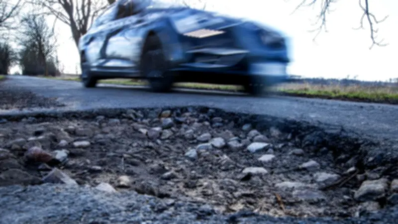 Schlagloch bei Neu Königsaue: Salzlandkreis reagiert nach Frust der Autofahrer