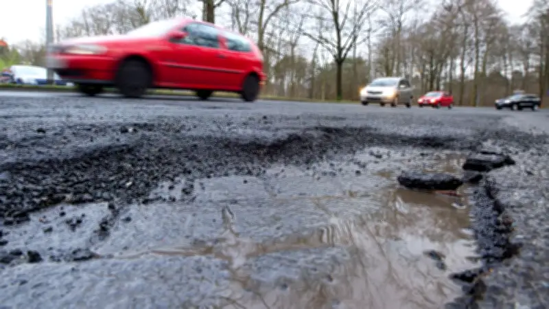 Schlagloch-Schäden nach dem Winter: Wer haftet für die Reparaturkosten?