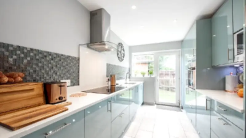 Schlauchküchen: Vom Platzproblem zum effizienten Raumwunder