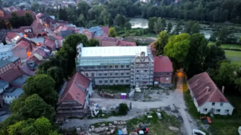 Schloss Gadebusch: Sanierungsmaßnahmen für 2026 mit Biberschwanzdeckung und Willkommenszentrum