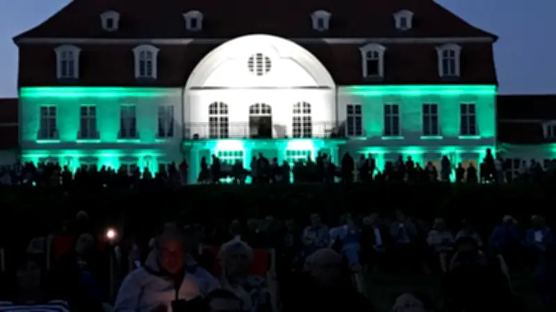 Schloss Vietgest plant Mega-Konzerte 2026: Lindenberg und Ärzte im Gespräch