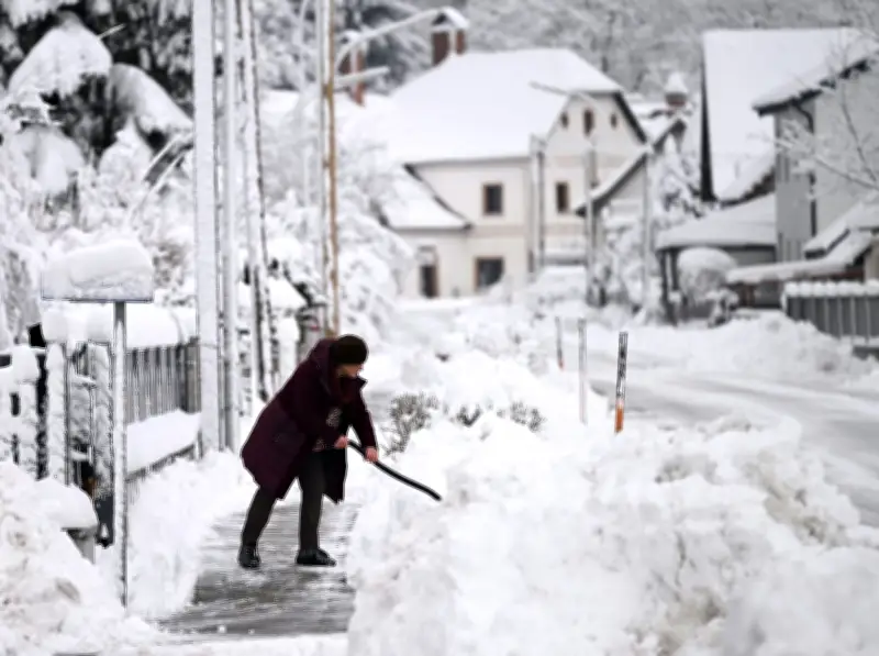 Schneechaos im Süden weicht milder Luft: Flugausfälle und Unfälle vor Wetterwechsel