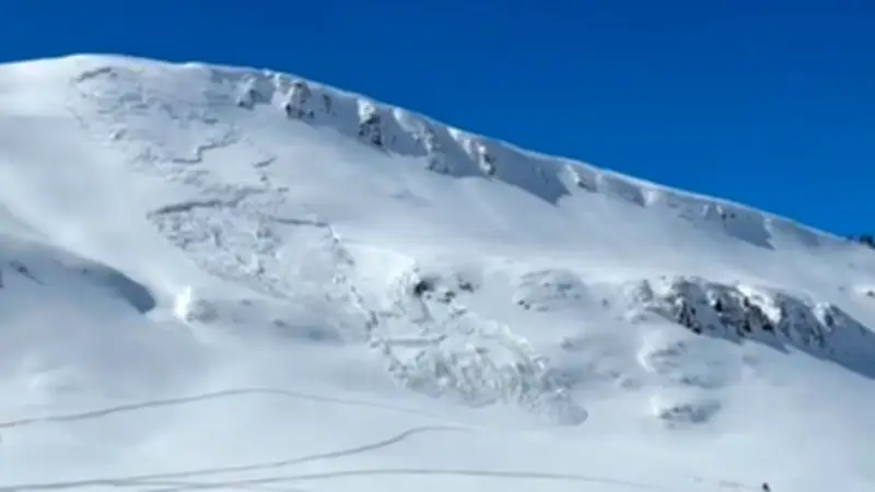Schneemassen in Colorado: Snowbiker löst gewaltige Lawine aus