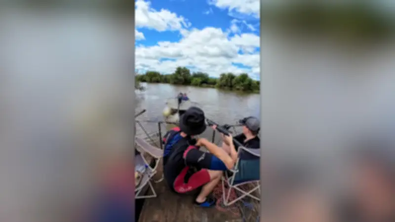 Schockierender Vorfall in Südafrika: Flusspferd attackiert Tierschützer und kentert Boot