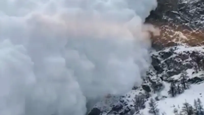 Schockmoment im Schweizer Zug: Staublawine rast auf Bahnstrecke zu