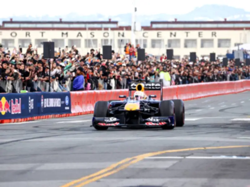 Schreckmoment in San Francisco: Red-Bull-Formel-1-Wagen von Yuki Tsunoda gerät bei Showrun in Flammen