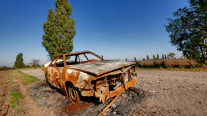 Schrottautos in Bad Lauchstädt: Saalekreis zahlt Tausende für Entsorgung von Blechruinen