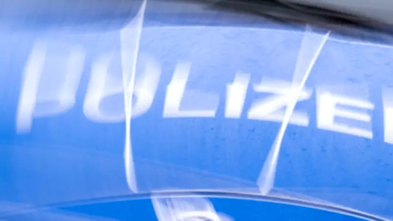 Schulbus kollidiert mit Lkw in der Eifel: Alle 17 Kinder unverletzt