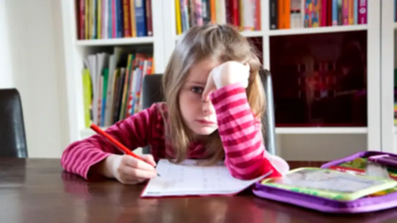 Schulstress beginnt zuhause: Wie Eltern Druck aufbauen und was wirklich hilft