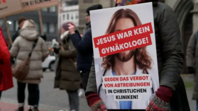 Schwangerschaftsabbrüche im Fokus: Gynäkologe klagt gegen kirchliches Verbot