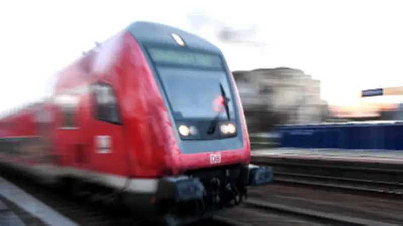 Schwarzfahrer attackiert Zugbegleiterin in Baden-Württemberg nach Ticketkontrolle