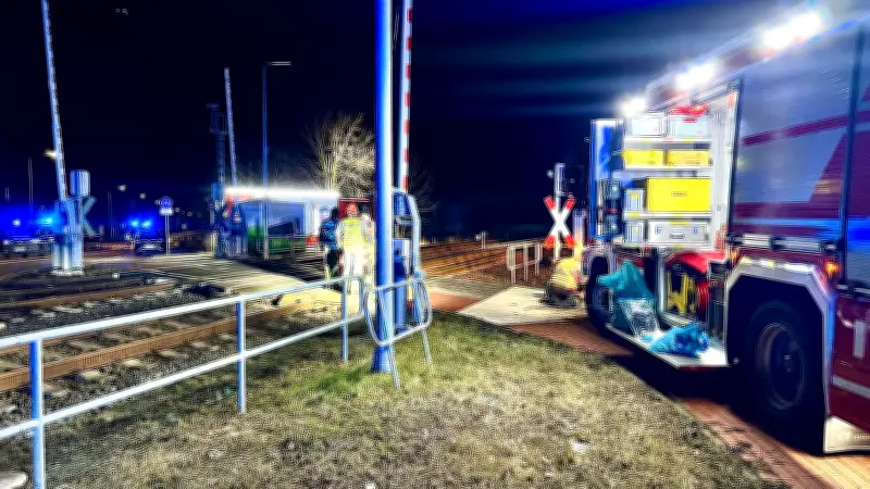 Schwerer Bahnunfall in Roschwitz: 20-Jähriger am Bahnübergang von Zug erfasst